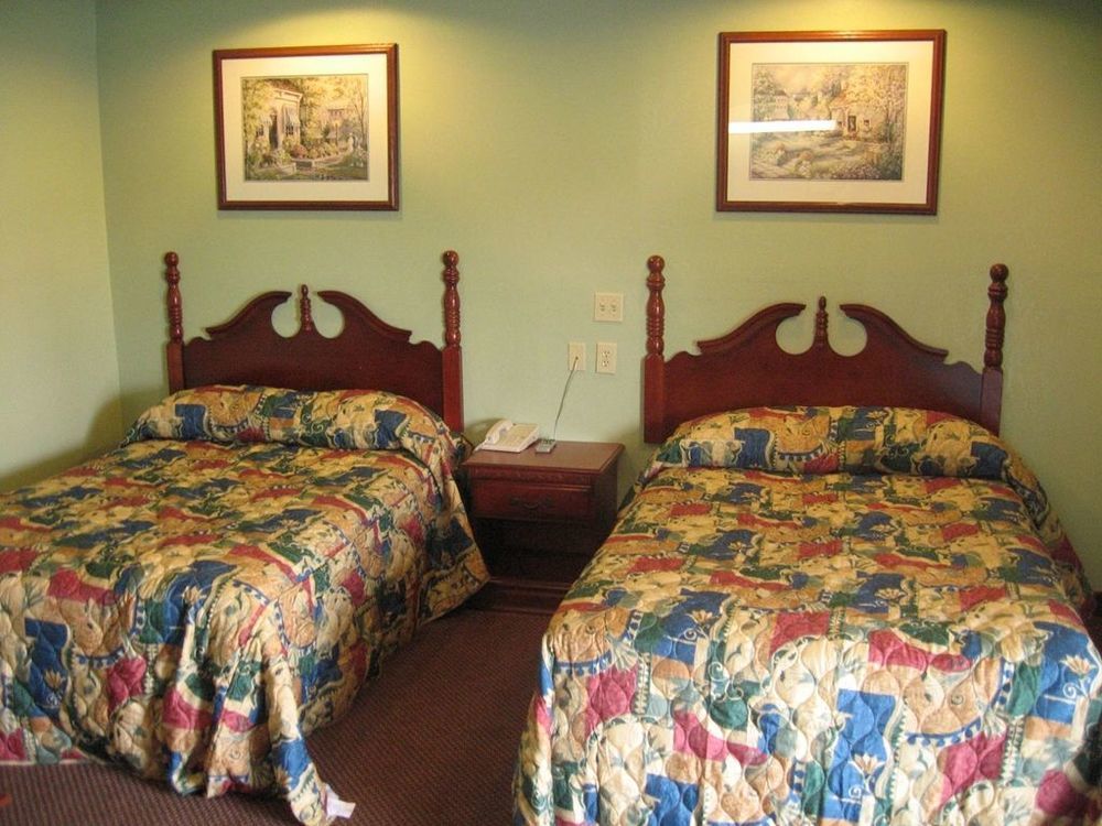 Budget Inn Northport Room photo